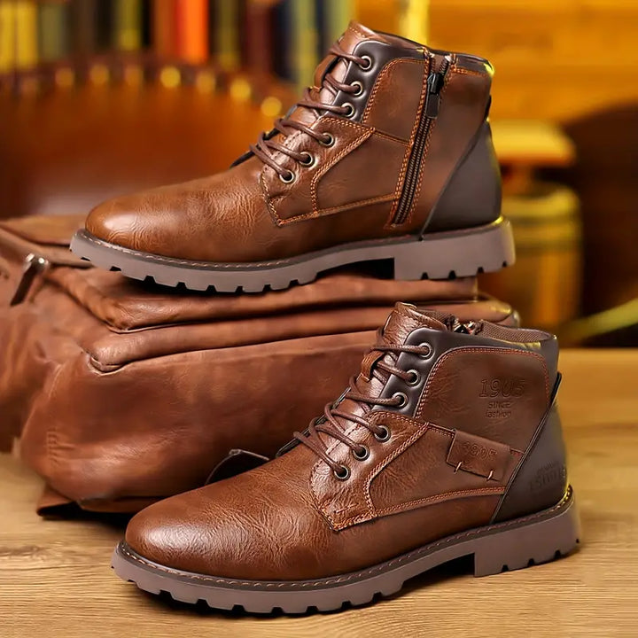"Bottines homme cuir marron, design élégant, fermeture éclair pour style moderne et polyvalent."