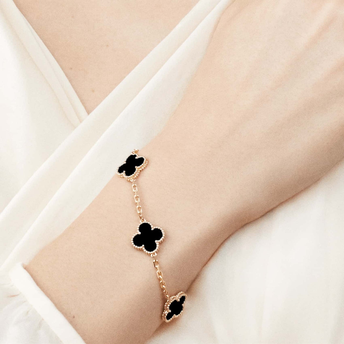 "Bracelet Ella en or plaqué, finition dorée brillante, design minimaliste et élégant, accessoire femme raffiné."