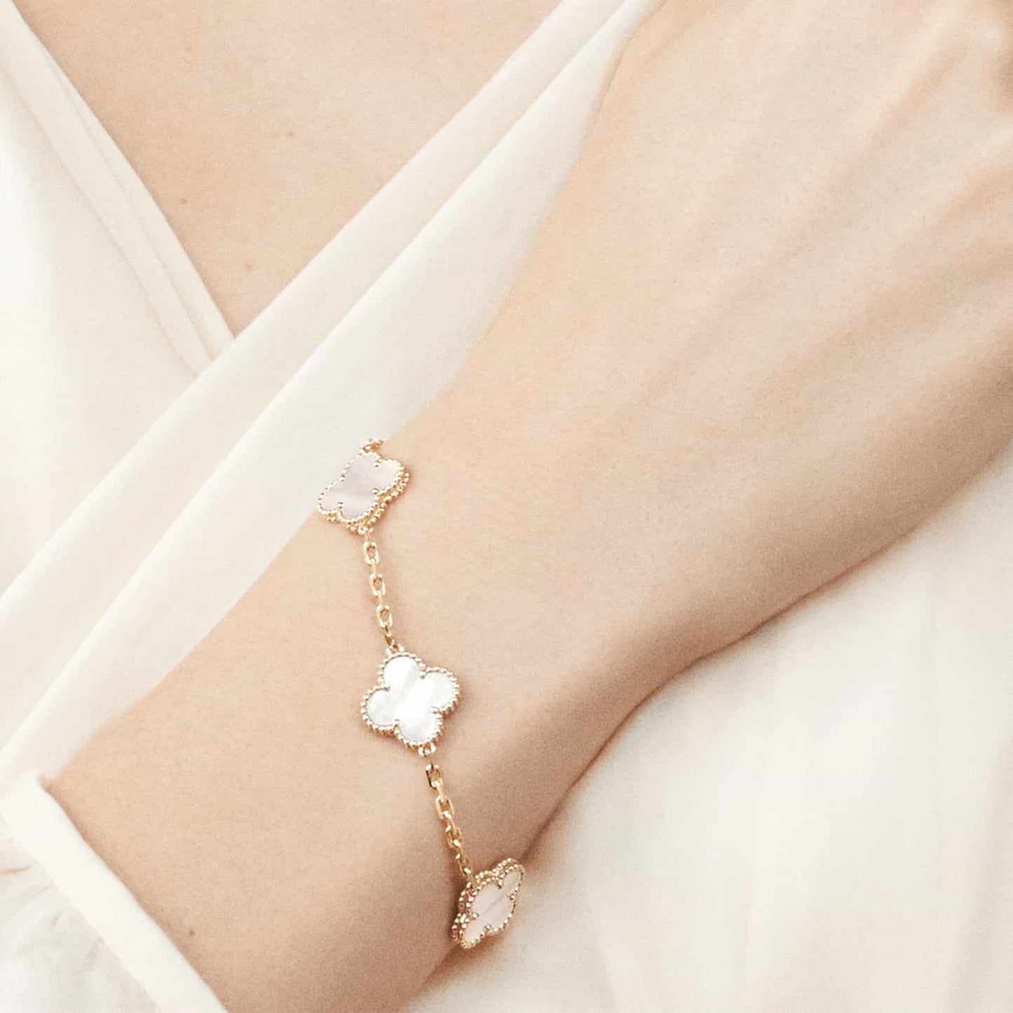 "Bracelet Ella en or plaqué, finition dorée brillante, design minimaliste et élégant, accessoire femme raffiné."