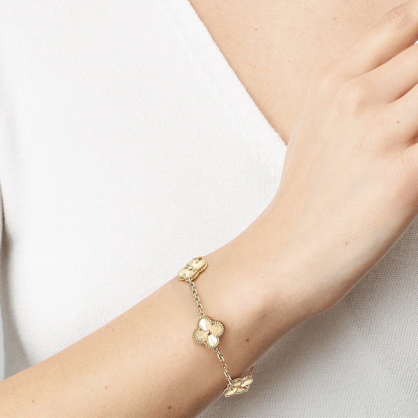 "Bracelet Ella en or plaqué, finition dorée brillante, design minimaliste et élégant, accessoire femme raffiné."