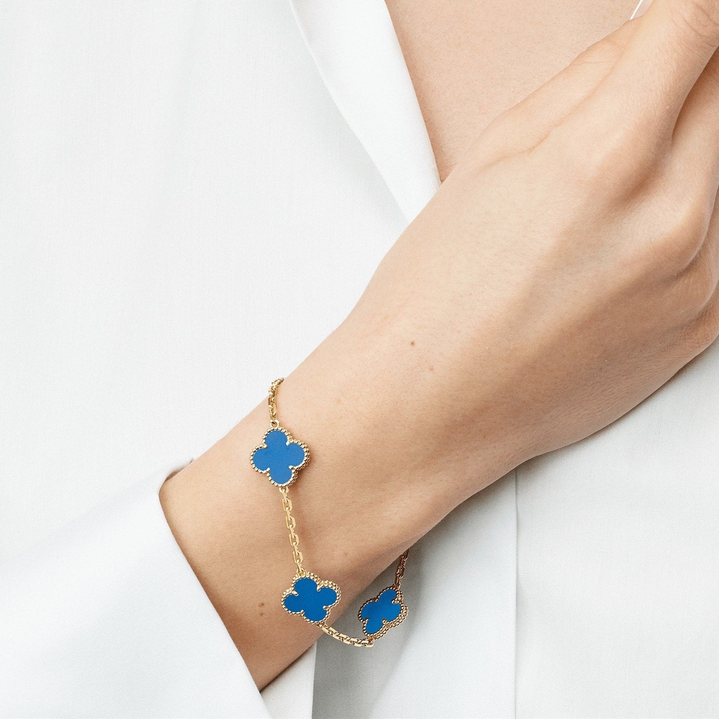 "Bracelet Ella en or plaqué, finition dorée brillante, design minimaliste et élégant, accessoire femme raffiné."