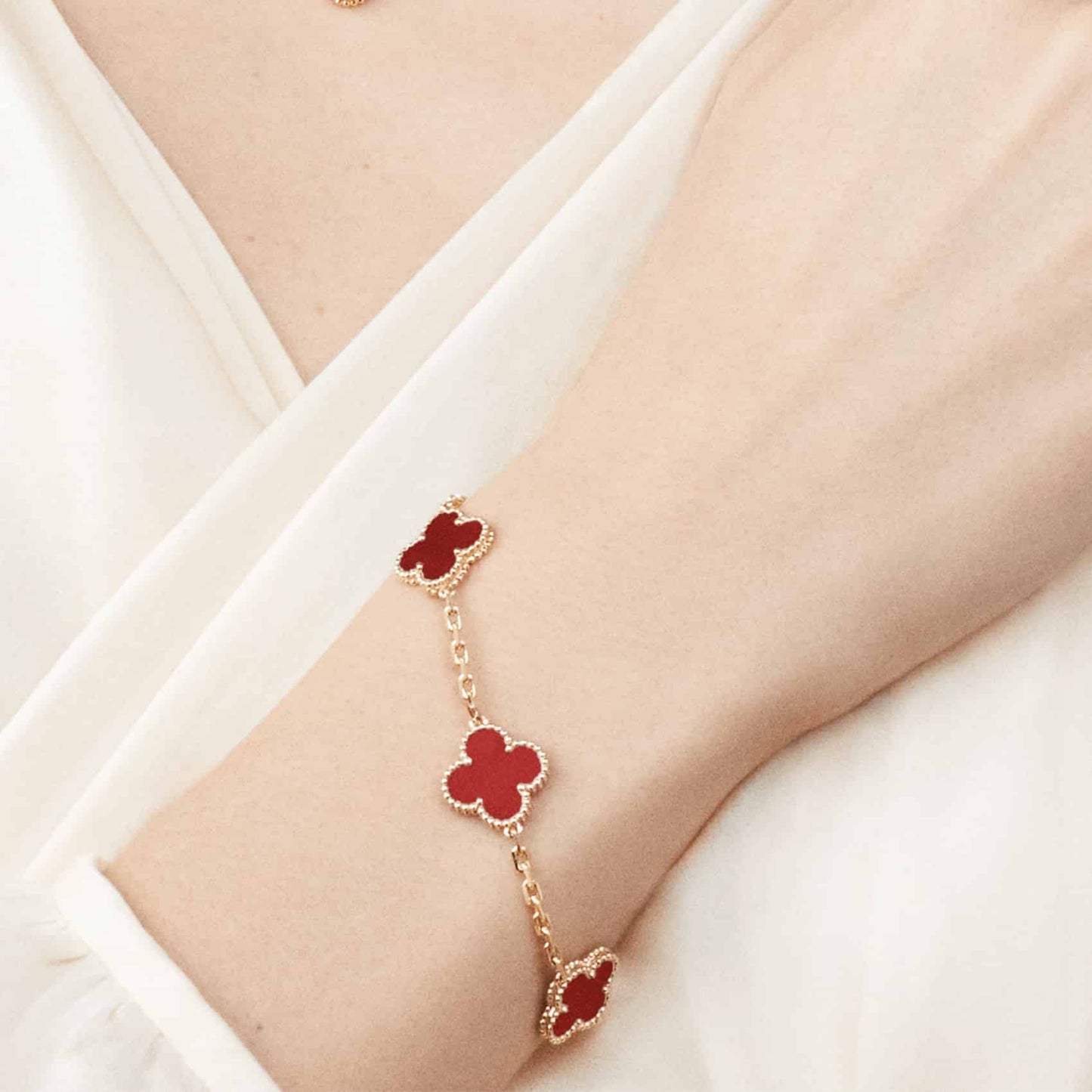 "Bracelet Ella en or plaqué, finition dorée brillante, design minimaliste et élégant, accessoire femme raffiné."
