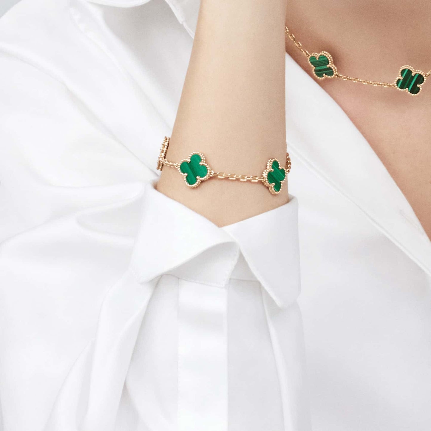 "Bracelet Ella en or plaqué, finition dorée brillante, design minimaliste et élégant, accessoire femme raffiné."