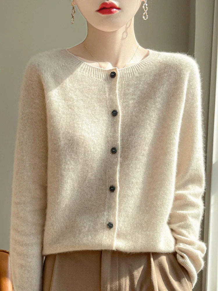 Cardigan en maille fine pour femme, coton doux blanc, manches longues, style élégant et confortable pour toutes saisons.