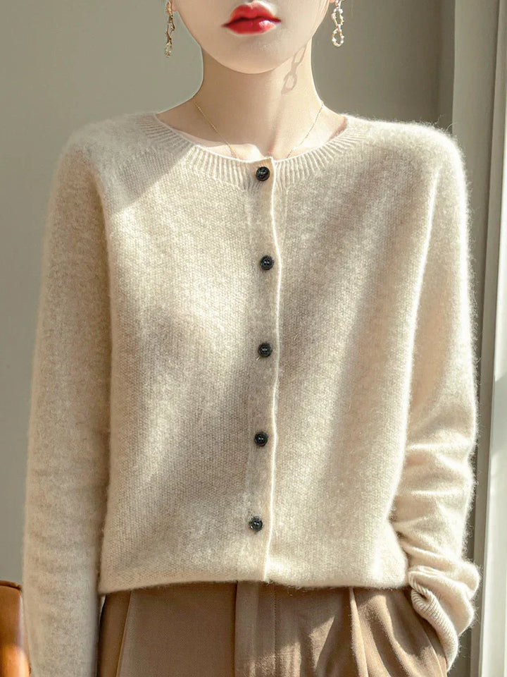 Cardigan en maille fine pour femme, coton doux blanc, manches longues, style élégant et confortable pour toutes saisons.