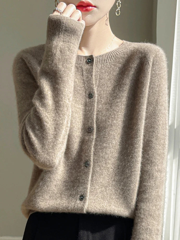 Cardigan en maille fine pour femme, coton doux blanc, manches longues, style élégant et confortable pour toutes saisons.