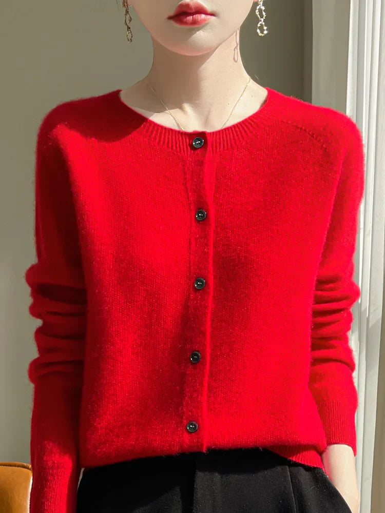 Cardigan en maille fine pour femme, coton doux blanc, manches longues, style élégant et confortable pour toutes saisons.