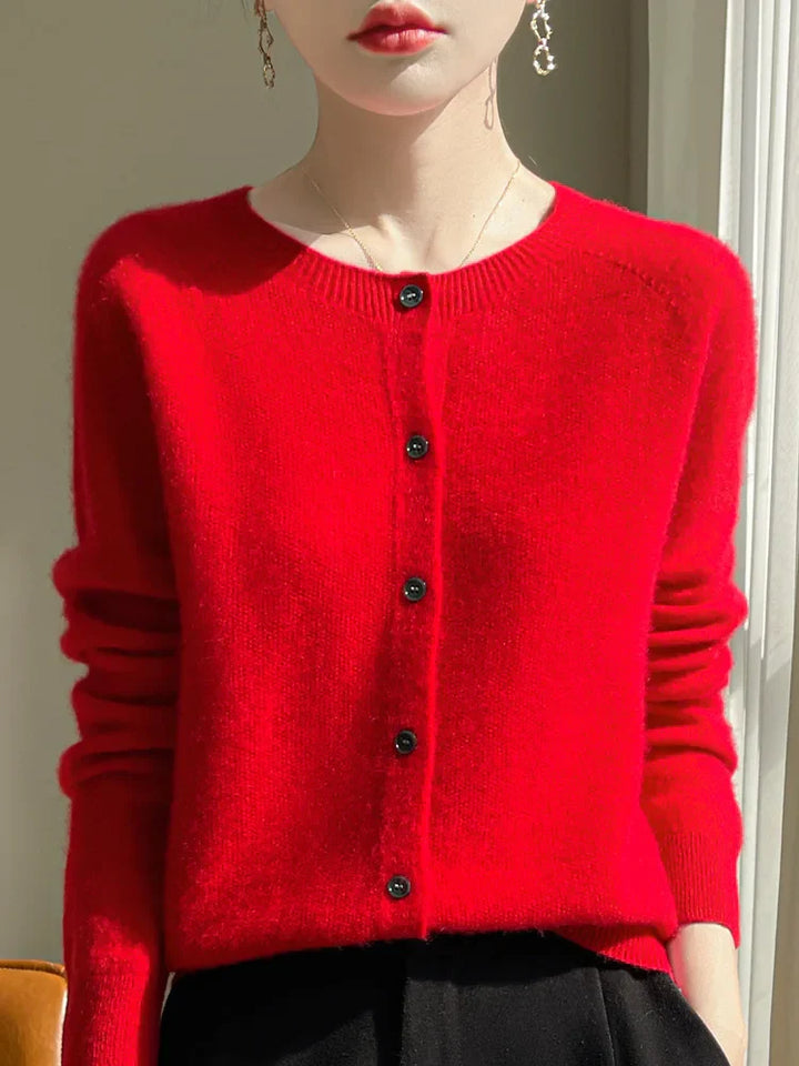 Cardigan en maille fine pour femme, coton doux blanc, manches longues, style élégant et confortable pour toutes saisons.