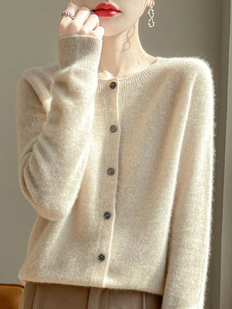 Cardigan en maille fine pour femme, coton doux blanc, manches longues, style élégant et confortable pour toutes saisons.