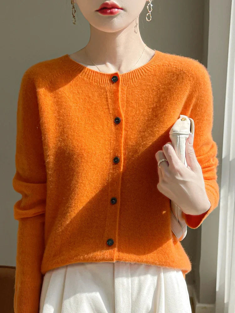 Cardigan en maille fine pour femme, coton doux blanc, manches longues, style élégant et confortable pour toutes saisons.