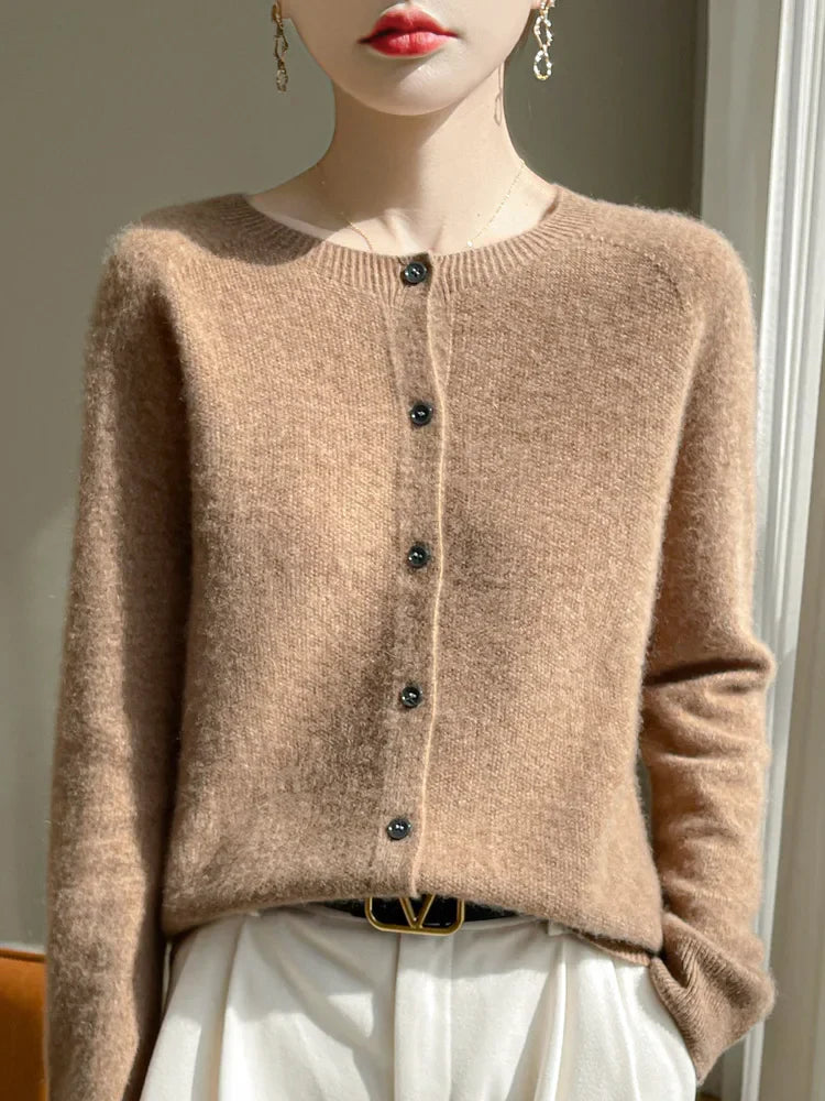 Cardigan en maille fine pour femme, coton doux blanc, manches longues, style élégant et confortable pour toutes saisons.