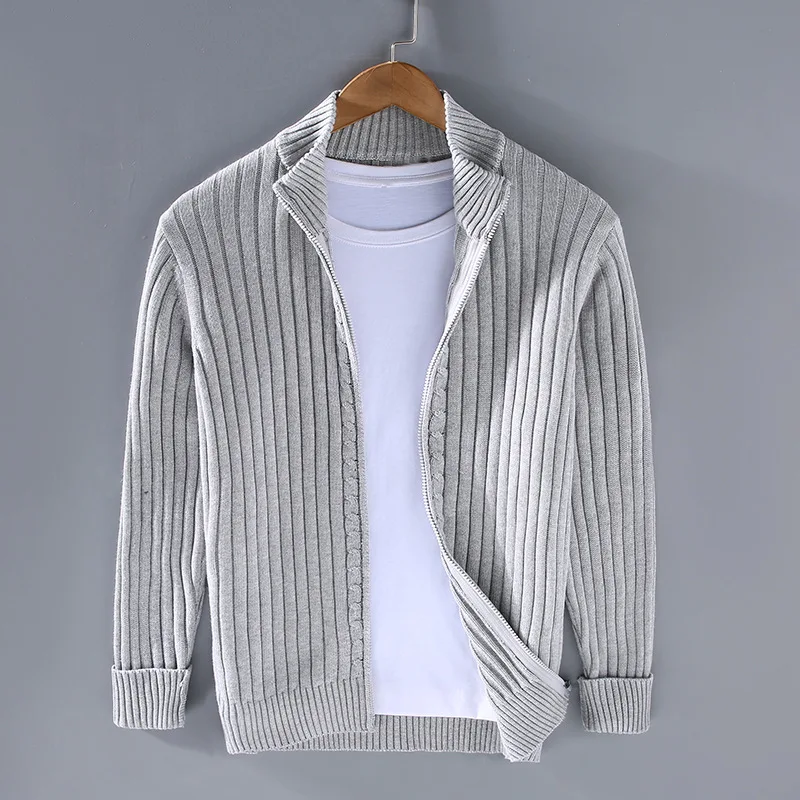 Cardigan homme en laine Shetland gris foncé avec fermeture éclair frontale, poignets côtelés et silhouette moderne élégante.
