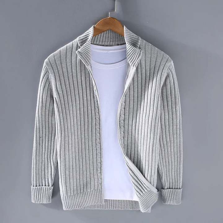 Cardigan homme en laine Shetland gris foncé avec fermeture éclair frontale, poignets côtelés et silhouette moderne élégante.