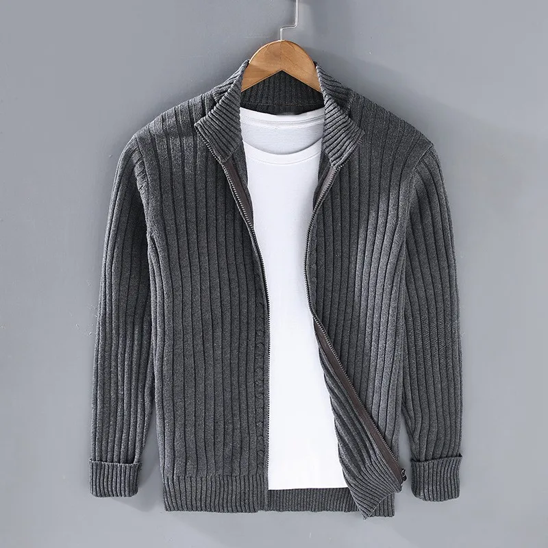 Cardigan homme en laine Shetland gris foncé avec fermeture éclair frontale, poignets côtelés et silhouette moderne élégante.