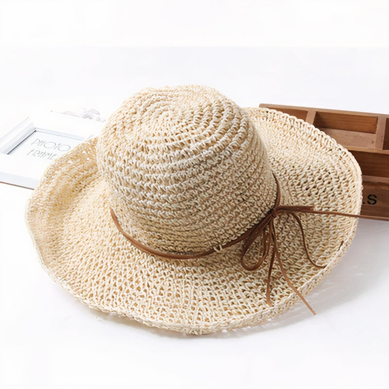 Chapeau de soleil pliable en paille, large bord, beige, élégant et fonctionnel, idéal pour l'été et protection solaire.