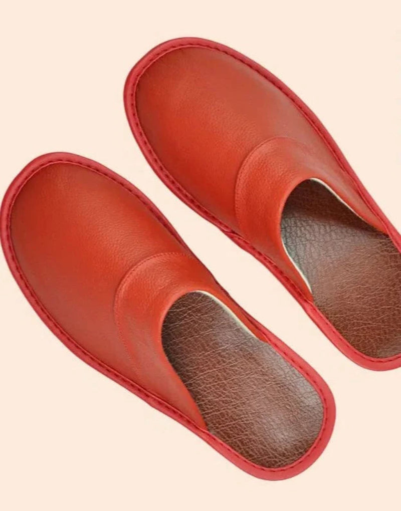 Chaussons en cuir véritable gris avec semelle antidérapante, confortables et élégants pour un style intérieur raffiné.