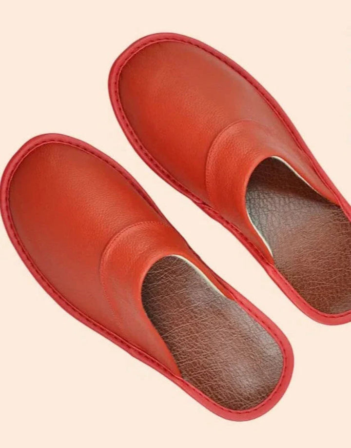 Chaussons en cuir véritable gris avec semelle antidérapante, confortables et élégants pour un style intérieur raffiné.