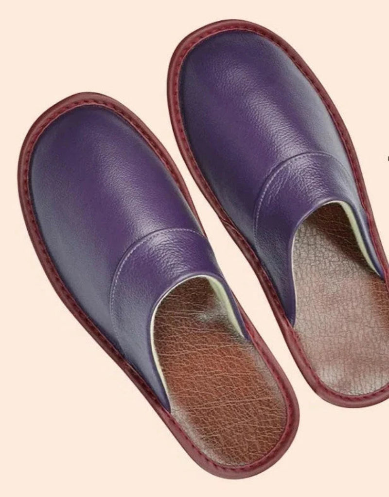 Chaussons en cuir véritable gris avec semelle antidérapante, confortables et élégants pour un style intérieur raffiné.