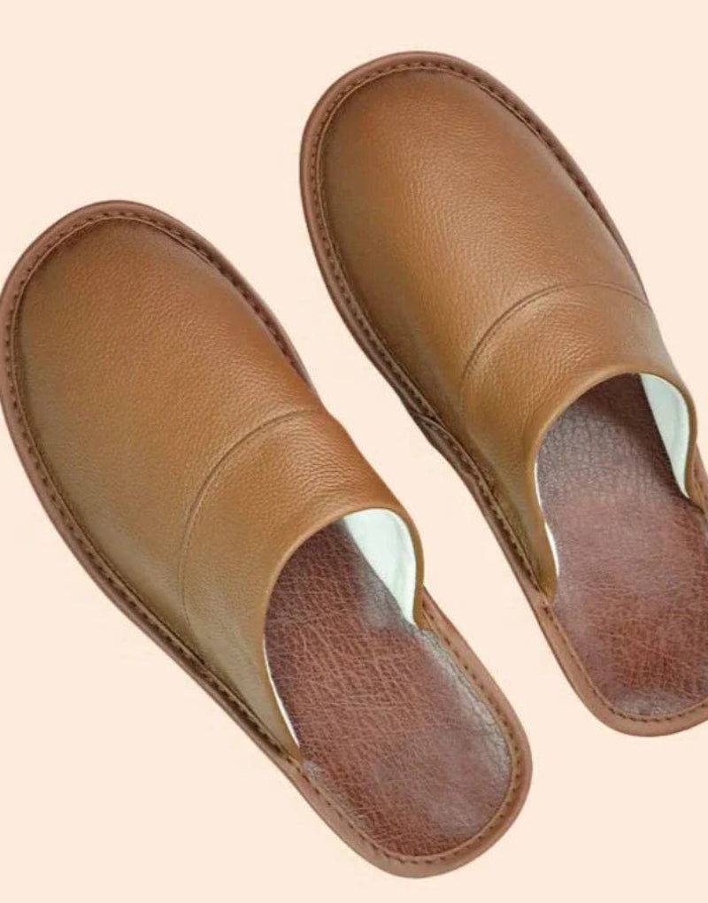 Chaussons en cuir véritable gris avec semelle antidérapante, confortables et élégants pour un style intérieur raffiné.