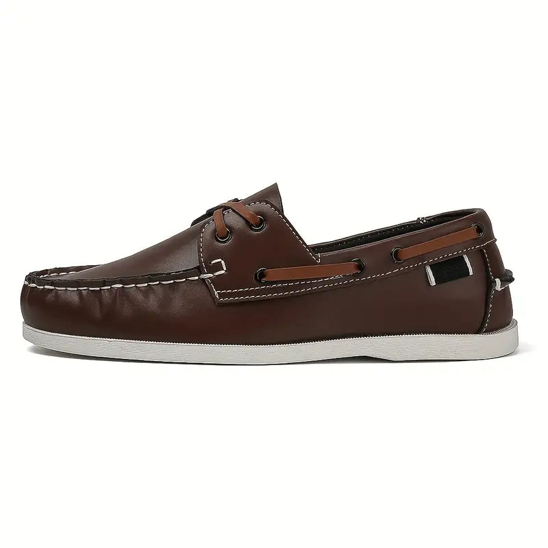 "Chaussures bateau rétro homme, cuir marron, style classique, pour sorties ou promenades, confort durable et élégant."