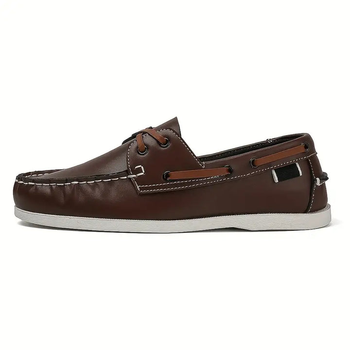 "Chaussures bateau rétro homme, cuir marron, style classique, pour sorties ou promenades, confort durable et élégant."