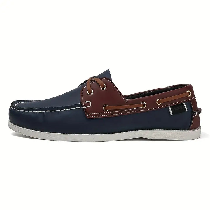 "Chaussures bateau rétro homme, cuir marron, style classique, pour sorties ou promenades, confort durable et élégant."