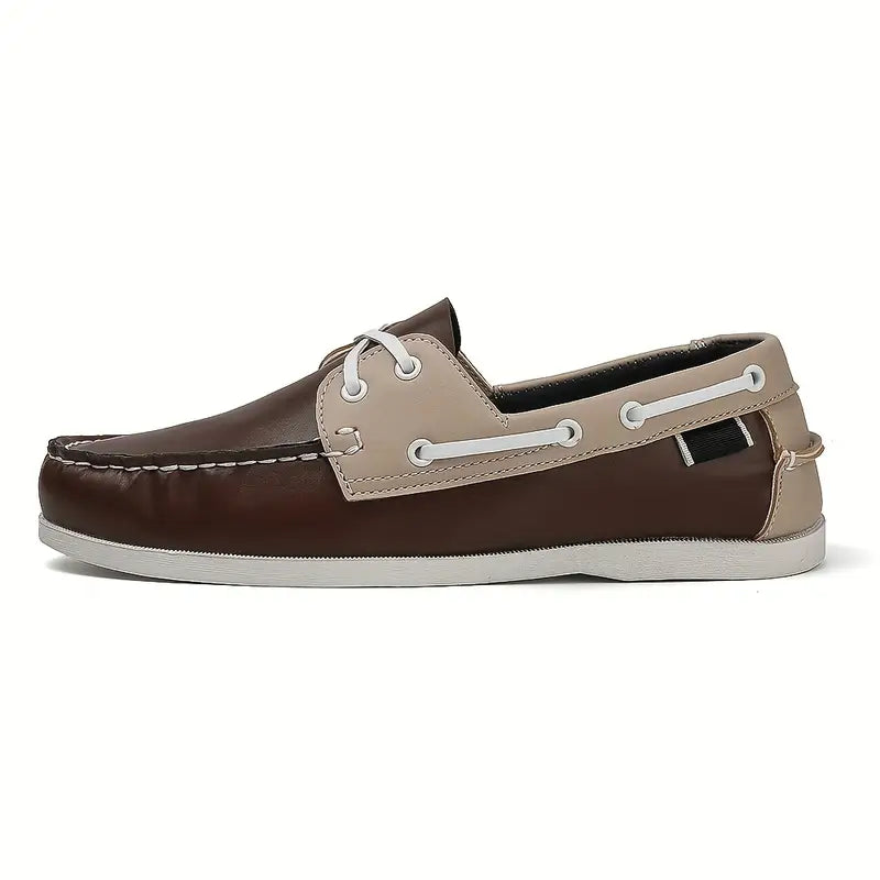 "Chaussures bateau rétro homme, cuir marron, style classique, pour sorties ou promenades, confort durable et élégant."
