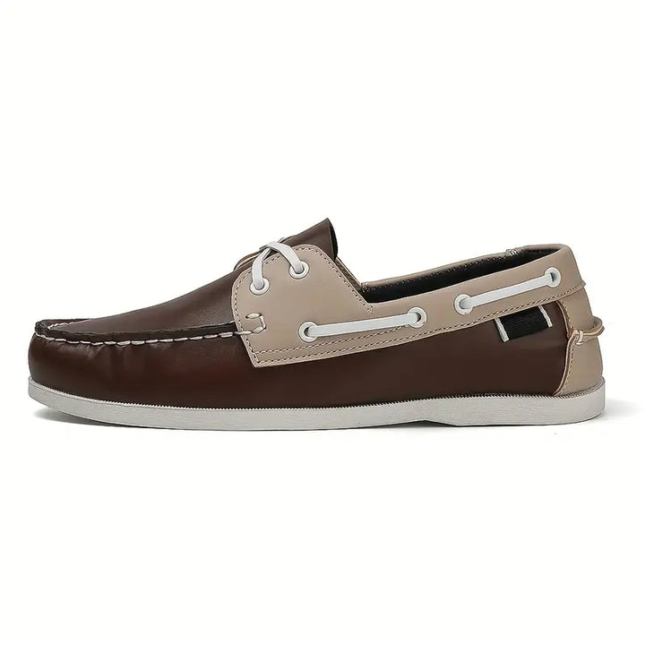"Chaussures bateau rétro homme, cuir marron, style classique, pour sorties ou promenades, confort durable et élégant."