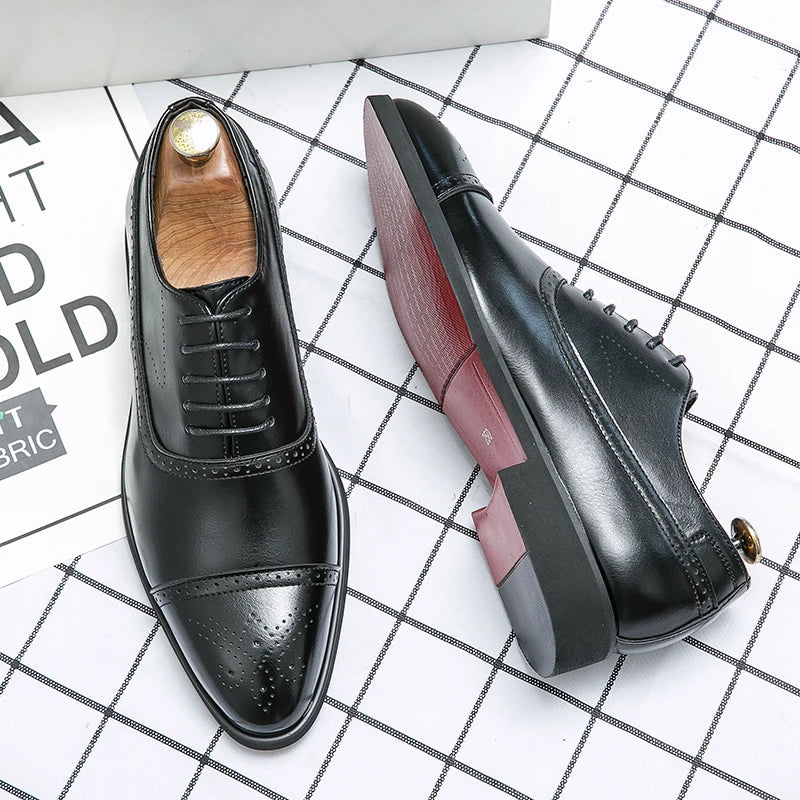 Chaussures classiques pour hommes, élégantes et confortables, design épuré, en cuir noir, adaptées à toutes occasions.