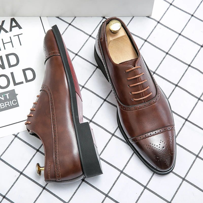Chaussures classiques pour hommes, élégantes et confortables, design épuré, en cuir noir, adaptées à toutes occasions.