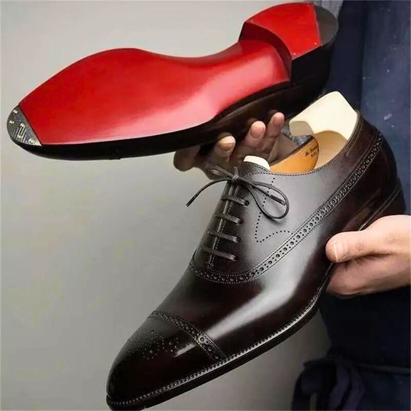 Chaussures classiques pour hommes, élégantes et confortables, design épuré, en cuir noir, adaptées à toutes occasions.