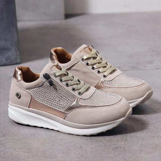 "Chaussures confort femme, design élégant beige, avec soutien orthopédique, semelle blanche pour un style moderne et confort.
