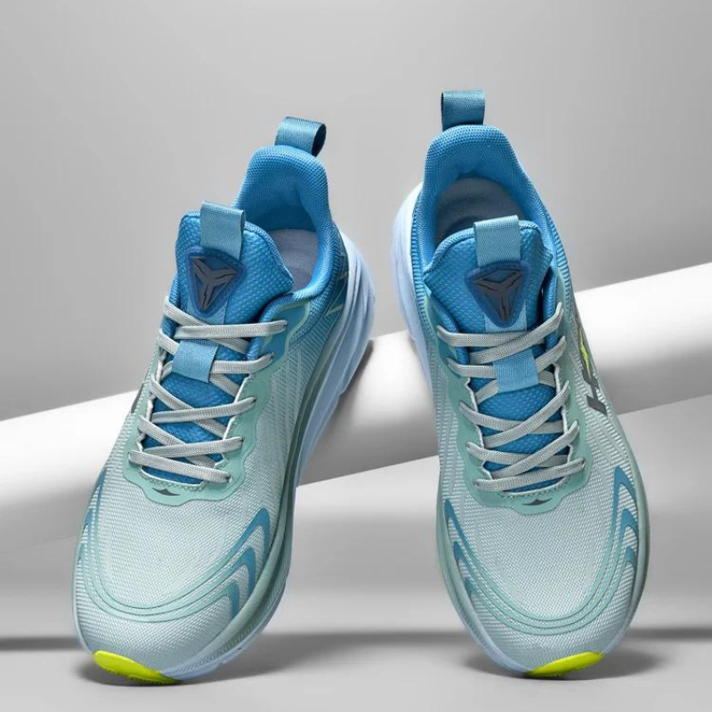 "Chaussures de course légères pour femmes, noir et blanc, avec amorti et design moderne, vue latérale"