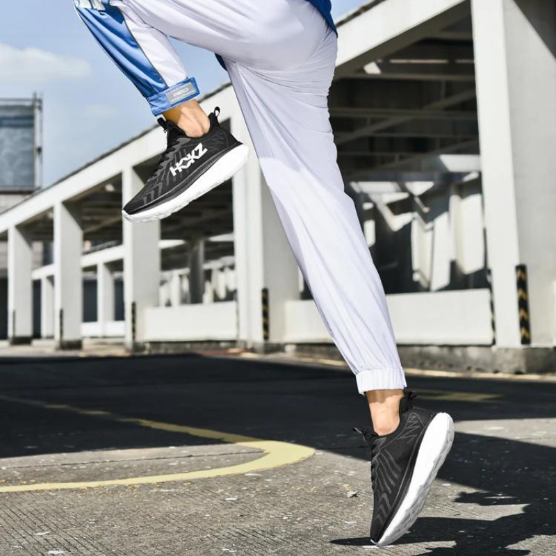 "Chaussures de course légères pour femmes, noir et blanc, avec amorti et design moderne, vue latérale"