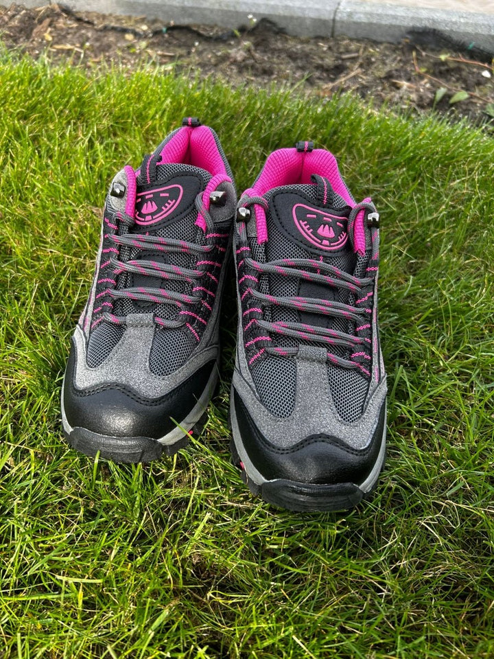 "Chaussures de randonnée imperméables femme, vue latérale, semelle antidérapante, confort et robustesse, design élégant."