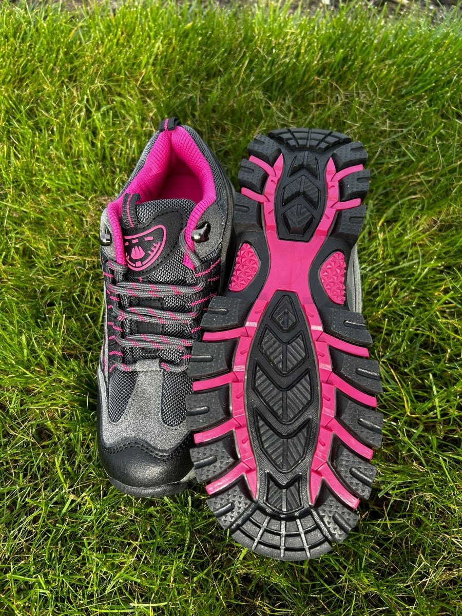 "Chaussures de randonnée imperméables femme, vue latérale, semelle antidérapante, confort et robustesse, design élégant."