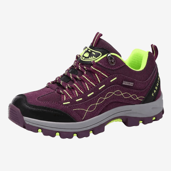 "Chaussures de randonnée imperméables femme, vue latérale, semelle antidérapante, confort et robustesse, design élégant."