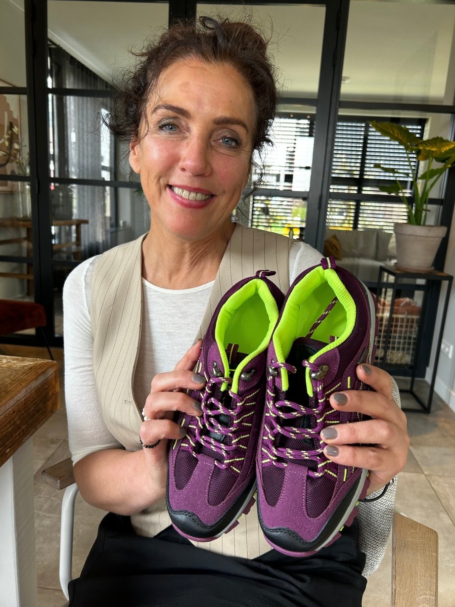 "Chaussures de randonnée imperméables femme, vue latérale, semelle antidérapante, confort et robustesse, design élégant."