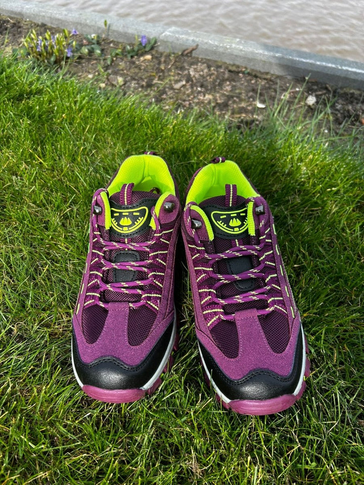 "Chaussures de randonnée imperméables femme, vue latérale, semelle antidérapante, confort et robustesse, design élégant."