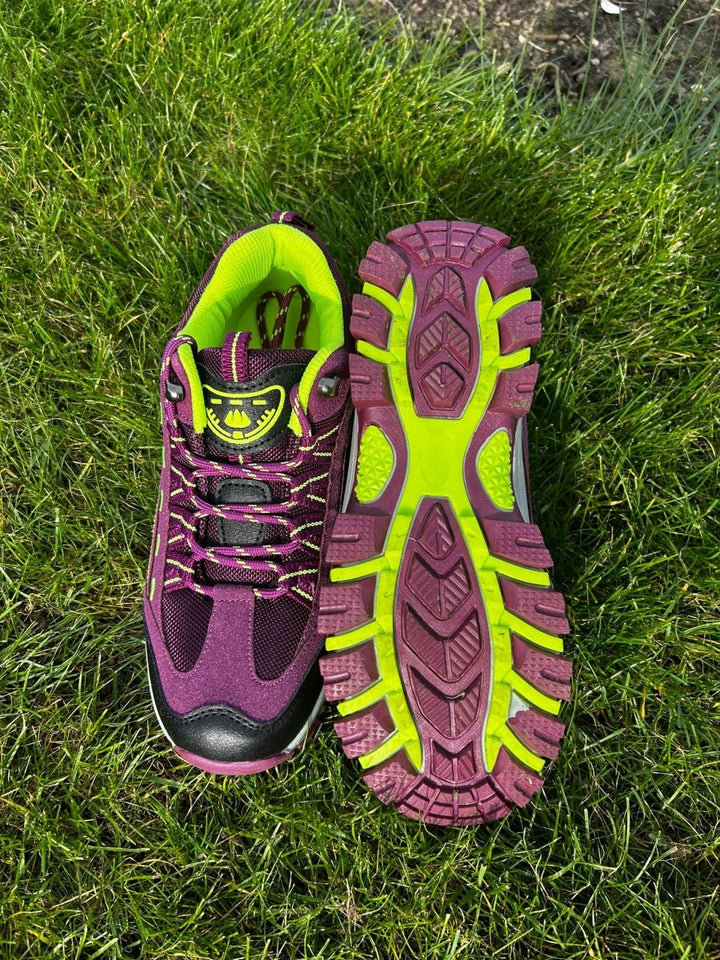 "Chaussures de randonnée imperméables femme, vue latérale, semelle antidérapante, confort et robustesse, design élégant."