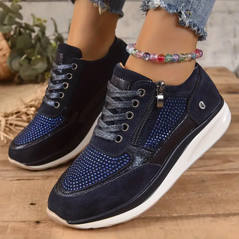 "Chaussures de sport femmes noires, confort ergonomique, style moderne, matériaux respirants pour activité quotidienne et spo