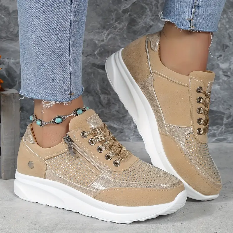 "Chaussures de sport femmes noires, confort ergonomique, style moderne, matériaux respirants pour activité quotidienne et spo