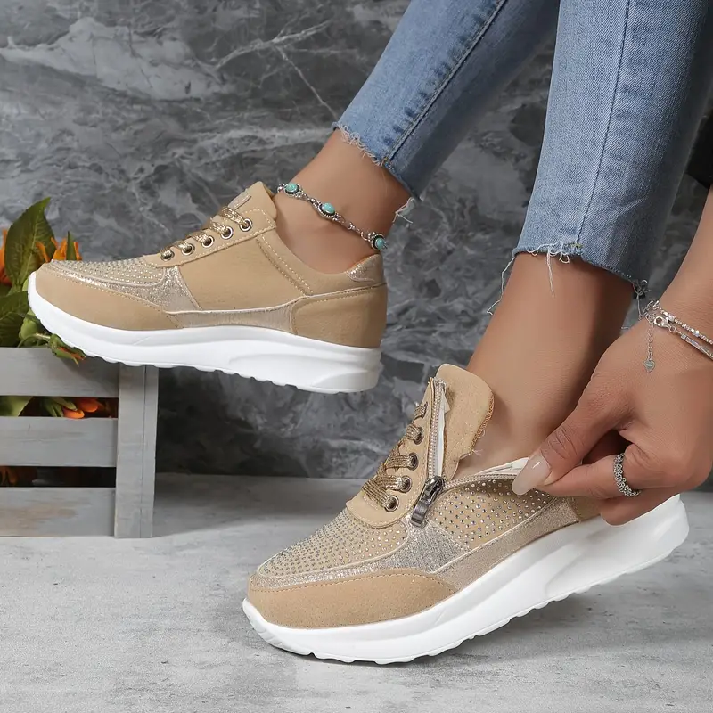 "Chaussures de sport femmes noires, confort ergonomique, style moderne, matériaux respirants pour activité quotidienne et spo