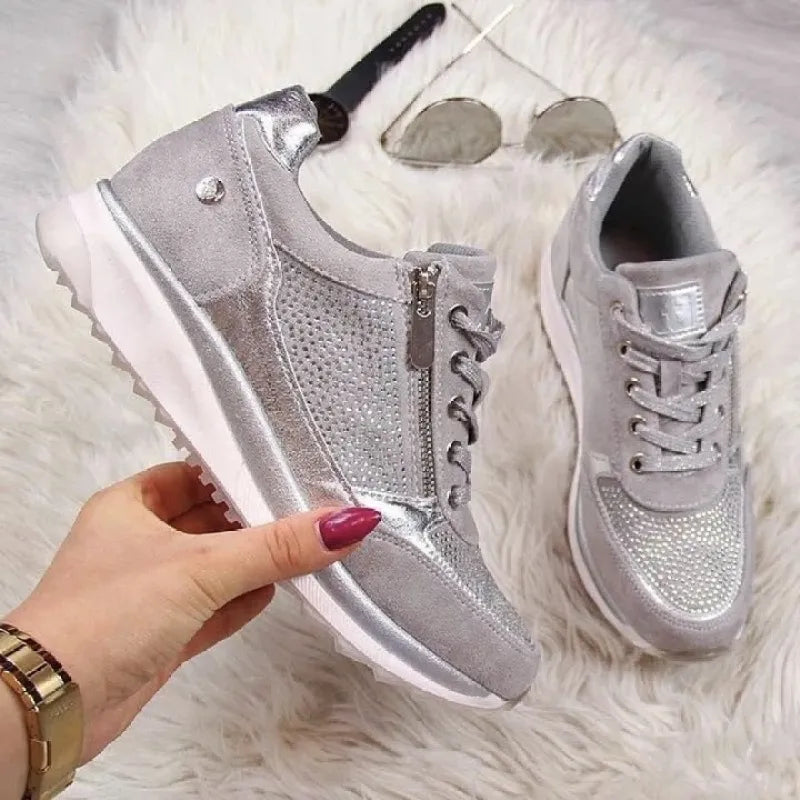 "Chaussures de sport femmes noires, confort ergonomique, style moderne, matériaux respirants pour activité quotidienne et spo