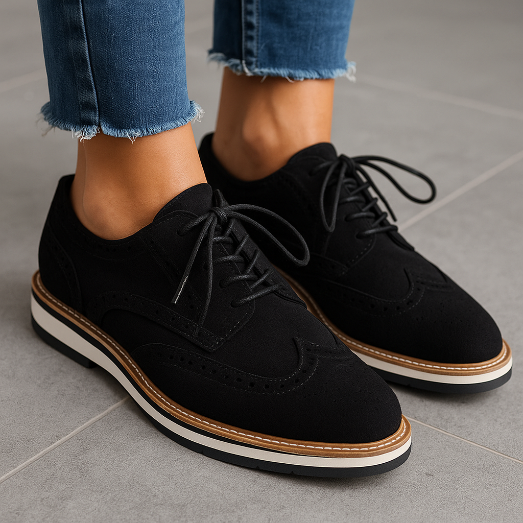 "Chaussures en cuir élégantes pour femmes avec lacets, design moderne et épuré, idéal pour occasions formelles."