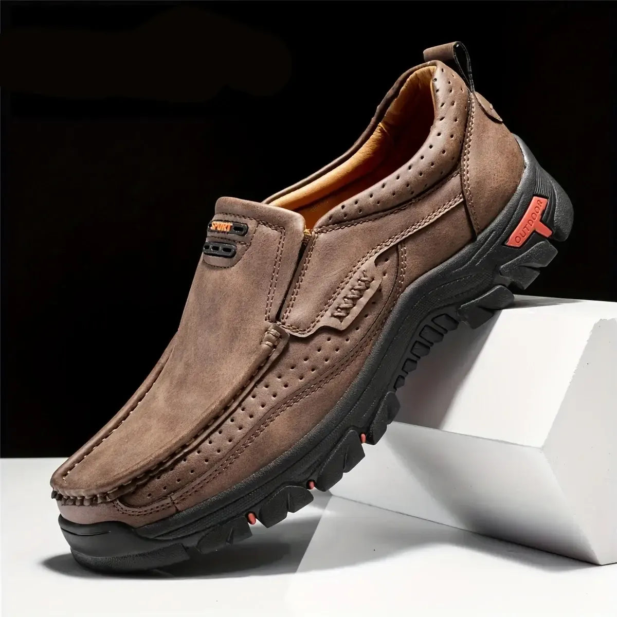"Chaussures en cuir pour homme avec soutien orthopédique, semelle robuste et design élégant, en noir et marron."