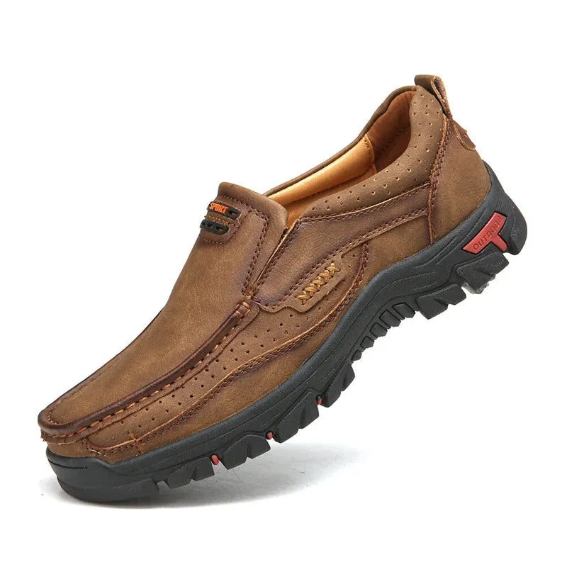 "Chaussures en cuir pour homme avec soutien orthopédique, semelle robuste et design élégant, en noir et marron."