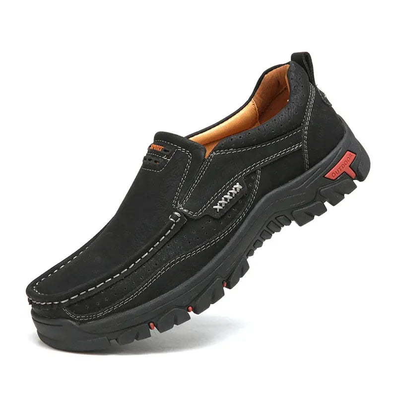 "Chaussures en cuir pour homme avec soutien orthopédique, semelle robuste et design élégant, en noir et marron."