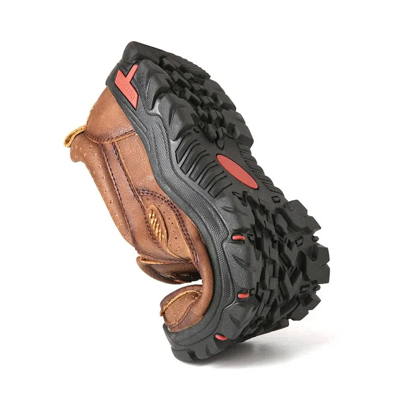 "Chaussures en cuir pour homme avec soutien orthopédique, semelle robuste et design élégant, en noir et marron."