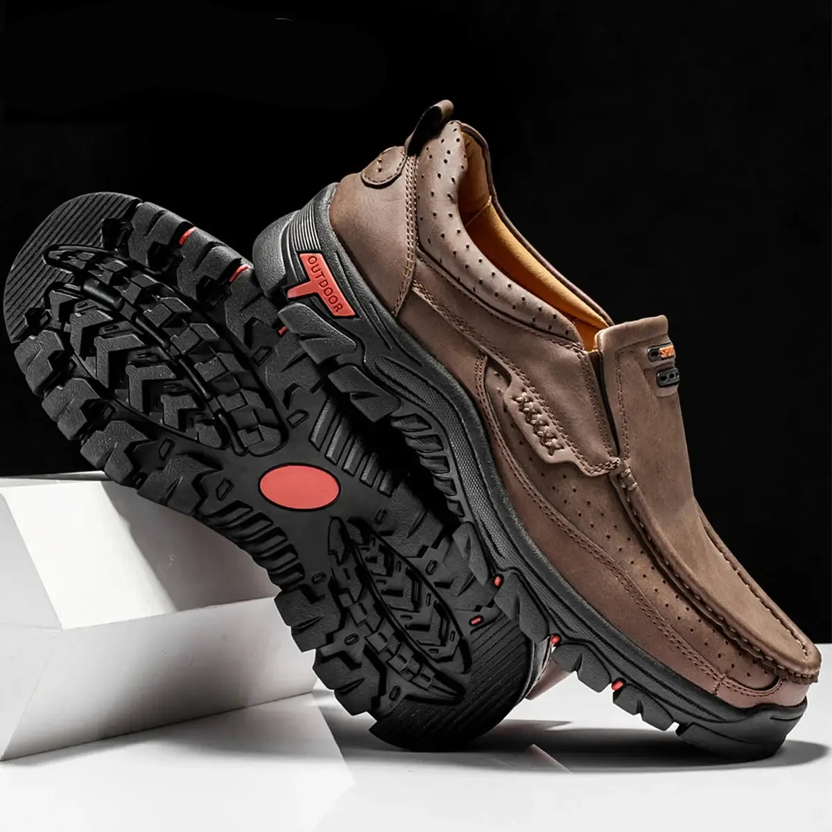 "Chaussures en cuir pour homme avec soutien orthopédique, semelle robuste et design élégant, en noir et marron."